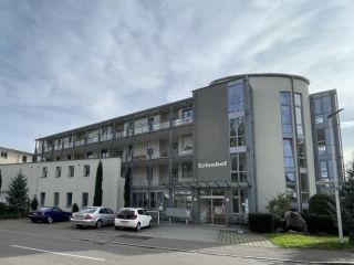 Kapitalanlage! Seniorenresidenz Erlenhof 2-Zi.-Wohnung mit EBK, Balkon, TG-Stellplatz und Stellplatz im Freien